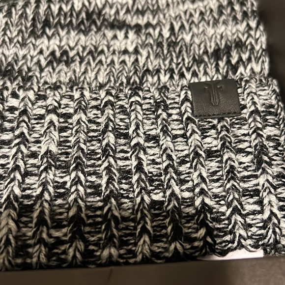 NWT FRYE Marled Beanie Pom Pom Black White & Cognac Leather Card Case unsex - Picture 5 of 7